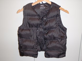 Zwarte bodywarmer.