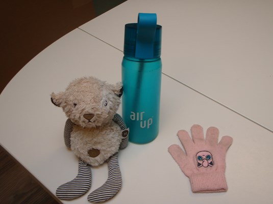 Knuffelbeer, air up en  roze handschoen.